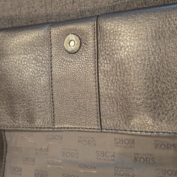 EUC Michael Kors grey envelope style clutch purse 👛 silver hardware - Picture 10 of 10
